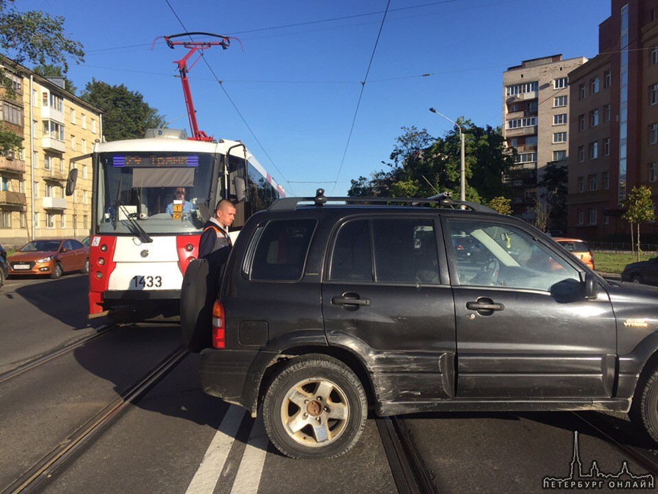 Водитель Ниссана выбрал цель пошел на разворот с крайнего правого ряда на улице Ленсовета