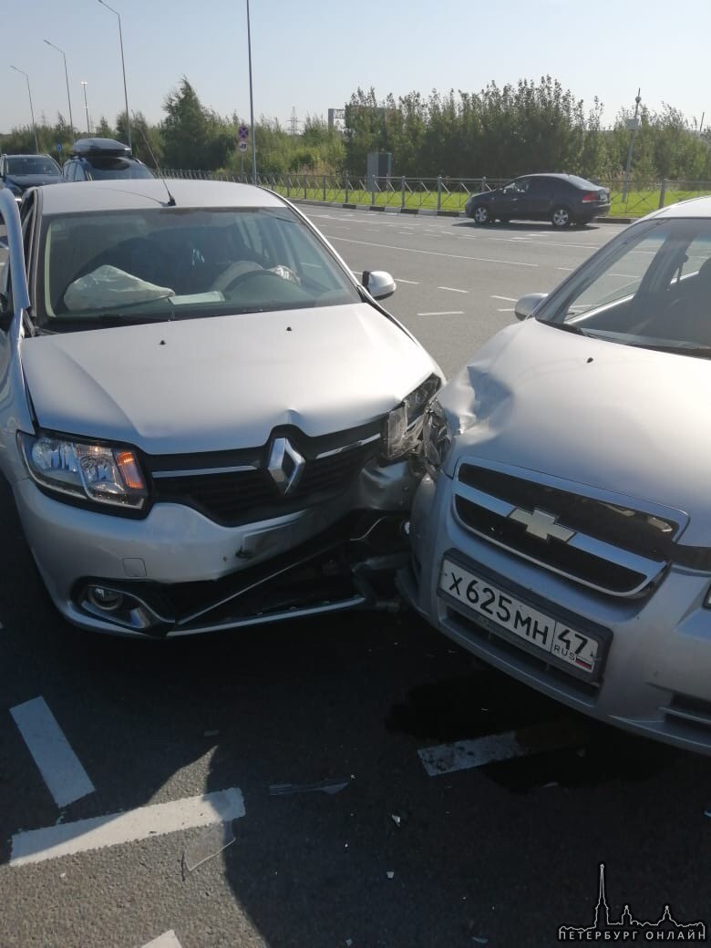 На перекрёстке у Меги Дыбенко встретились Renault и Chevrolet примерно в 11:15-11:25. Оба водителя увере...