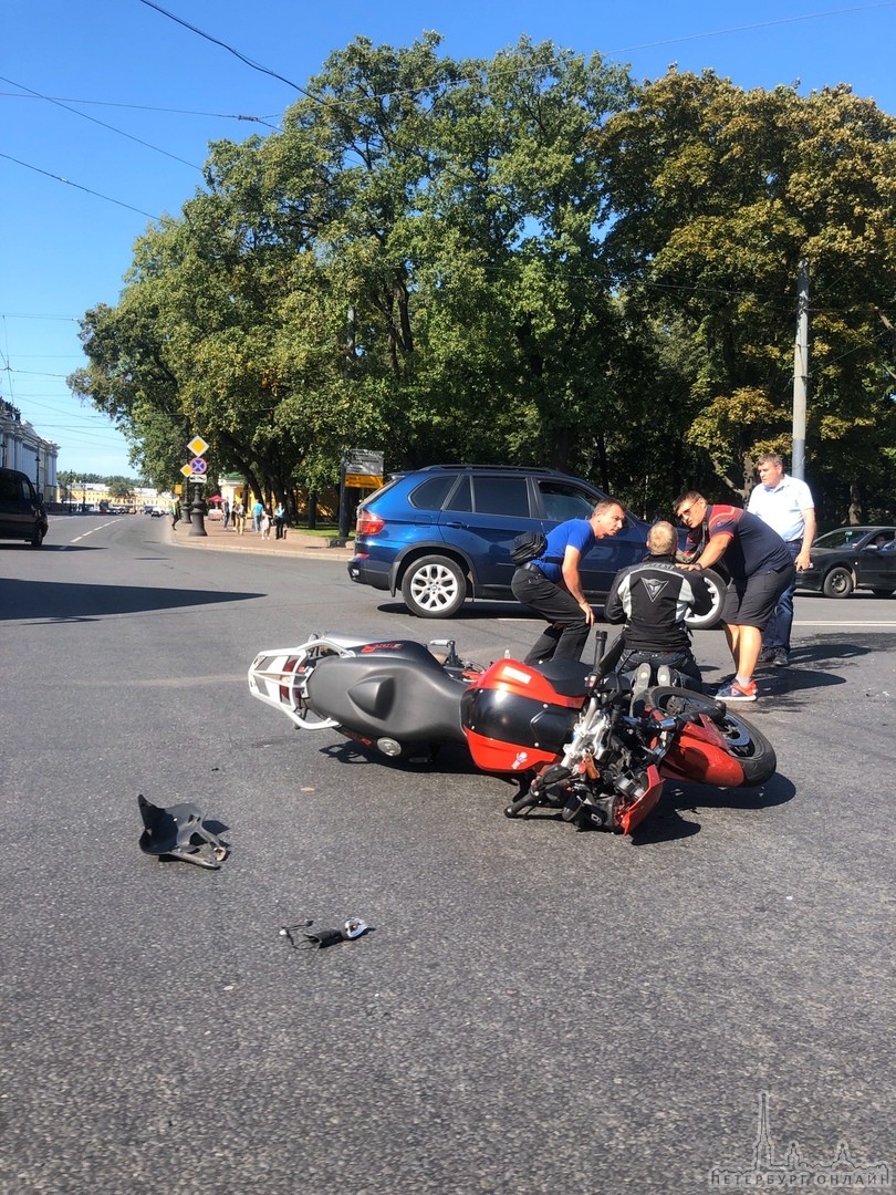 У Исаакиевского собора на Адмиралтейском проспекте Не пропустили мотоциклиста,вроде жив