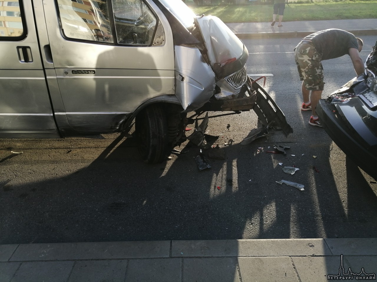 На ул. Добровольцев в сильном ДТП пострадало несколько автомобилей.