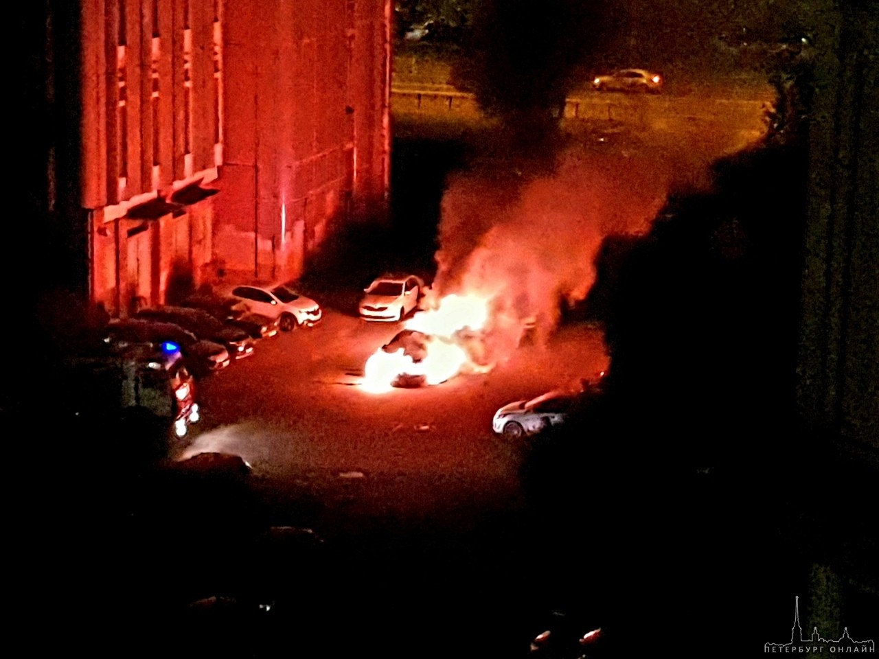 В 1:35 на Прибрежной улице у дома 8 произошло возгорание Мерседеса S-класса. Пожарные прибыли чер...