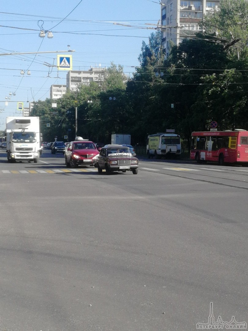 Авария в левом ряду на светофоре Софьи Ковалевской и Науки, в сторону ст. м. Академическая.