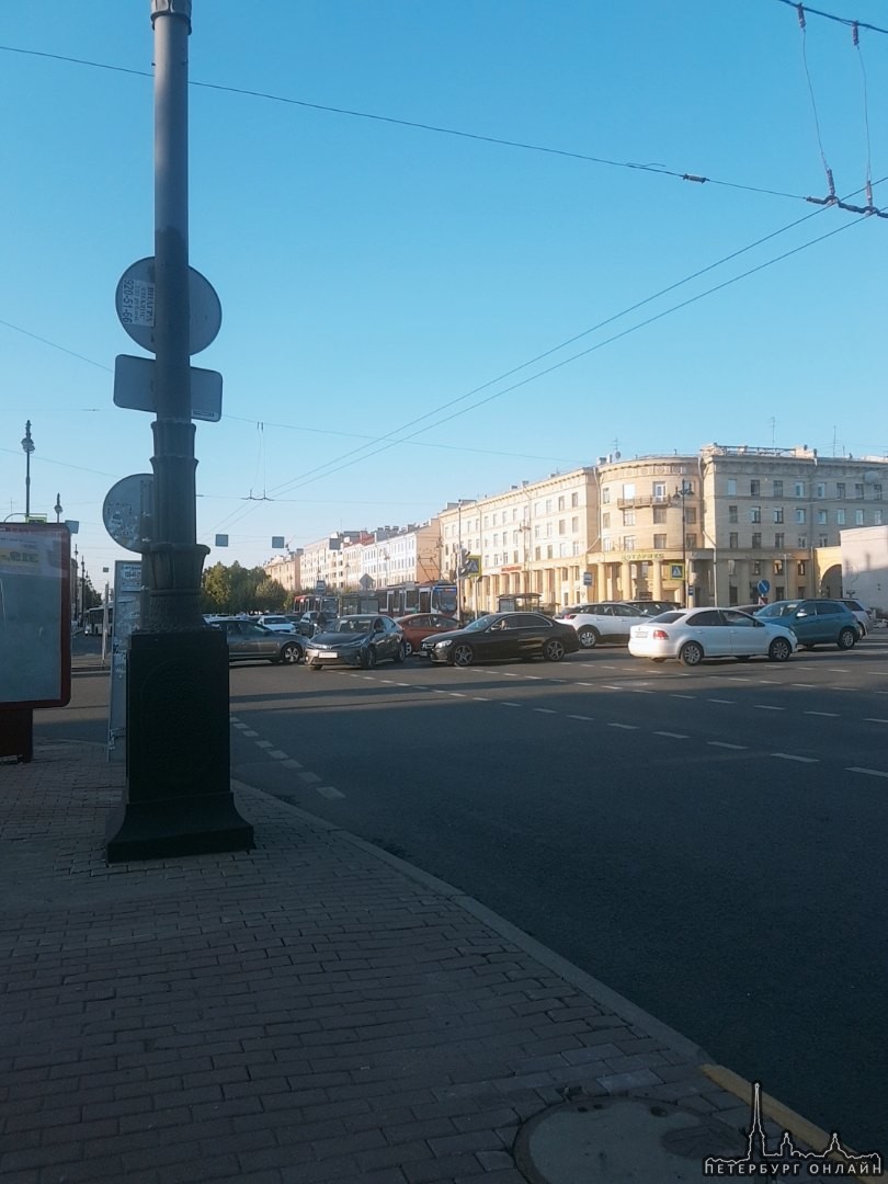 На пересечении Московского проспекта и Рощинской улицы стукнулись машины... Занимают 3 ряда.