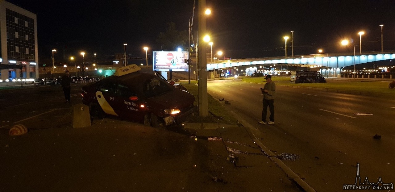 Ночная авария на Выборгской набережной 61,уснул водитель. Пассажир отделался легким испугом.