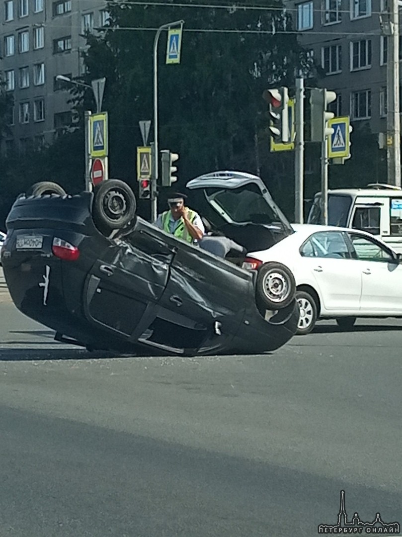 На Пересечении Купчинской и Дунайского автомобиль перевернулся