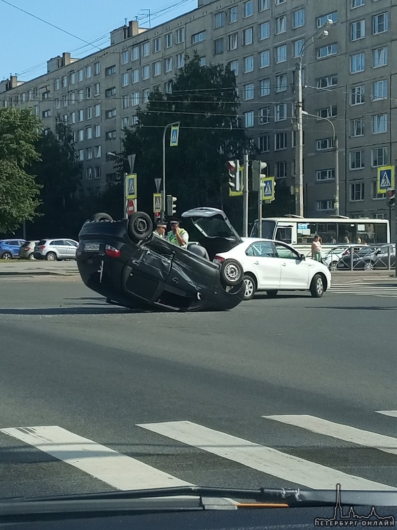 На Пересечении Купчинской и Дунайского автомобиль перевернулся