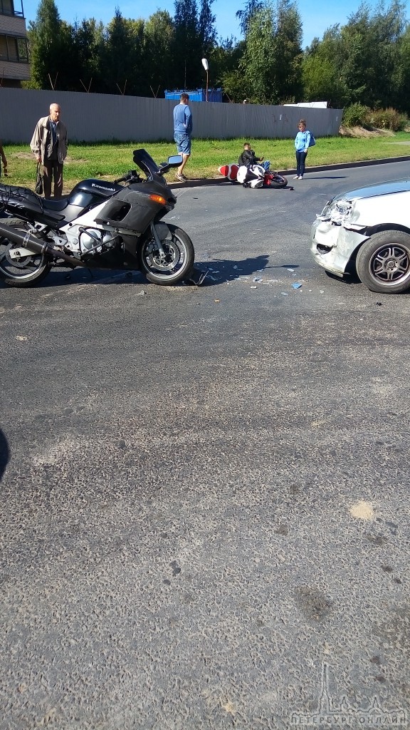 На Тамбасова у дома 7 сбили двух мотоциклистов.