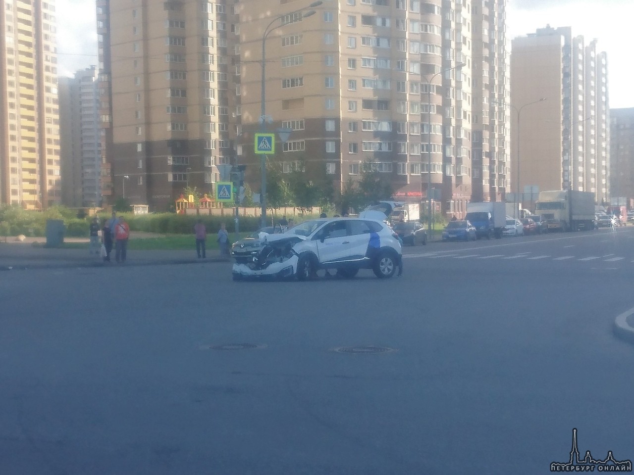 Каршеринг снёс ВАЗ 2114 на перекрестке улицы Маршала Казакова и проспекта Кузнецова , тот вылетел на...