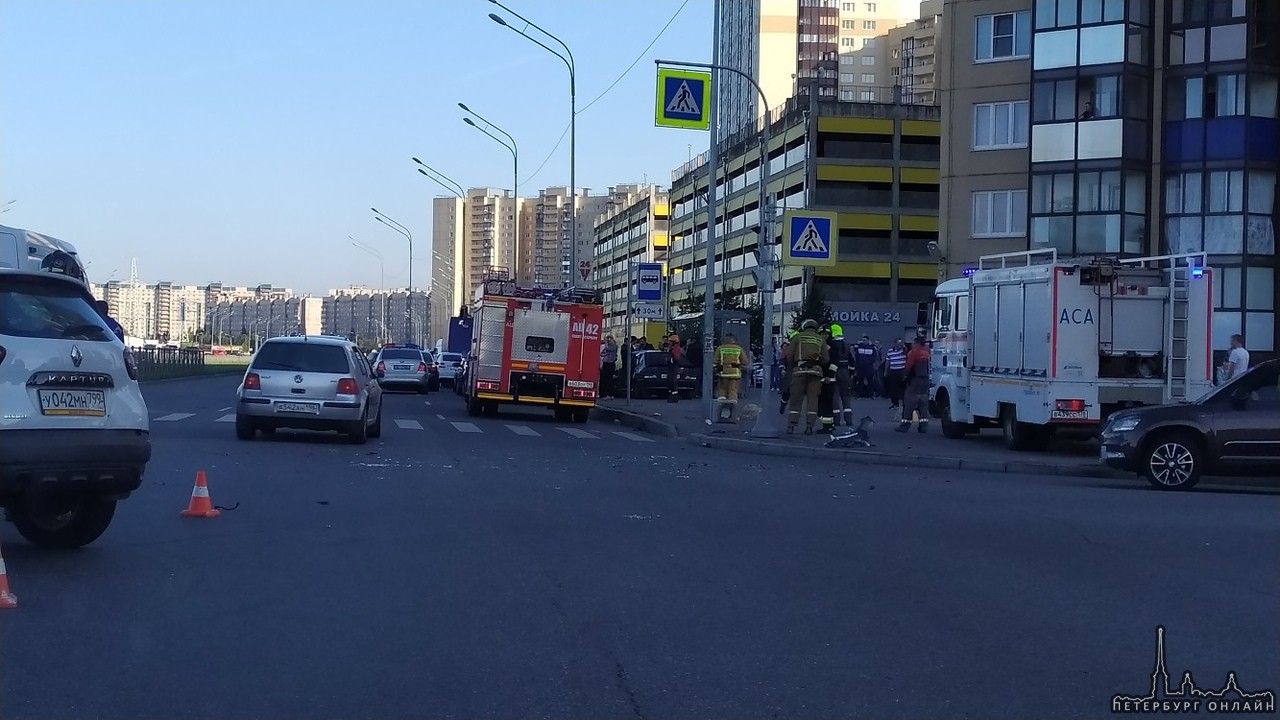 Каршеринг снёс ВАЗ 2114 на перекрестке улицы Маршала Казакова и проспекта Кузнецова , тот вылетел на...