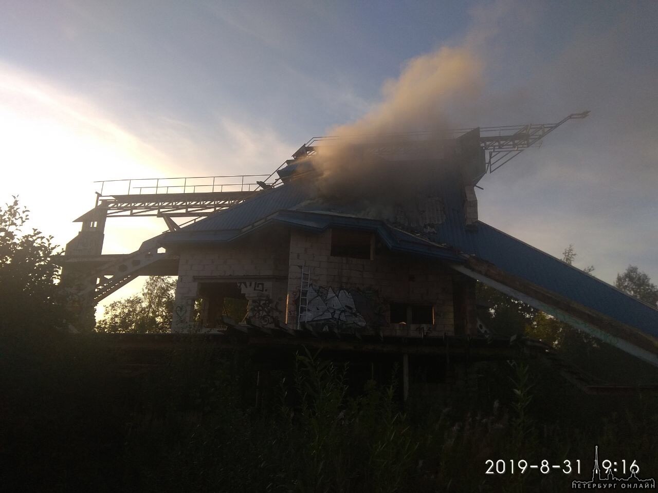 Выборгское Шоссе 148 на берегу Суздальского озера, горит уже 2 часа дом. 3 пожарных машины тушат без...