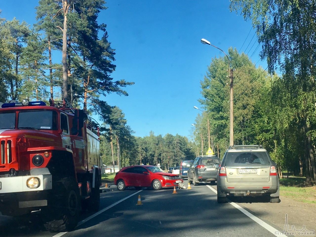 Сильное лобовое ДТП на Приморском шоссе перед Смолячково. Обе машины в тотал. Службы на месте.