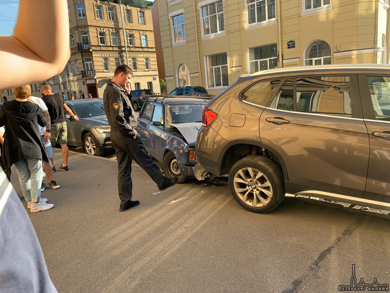 В Никольском переулке BMW Х6 снесла Suzuki и собрала 3 припаркованных машины.