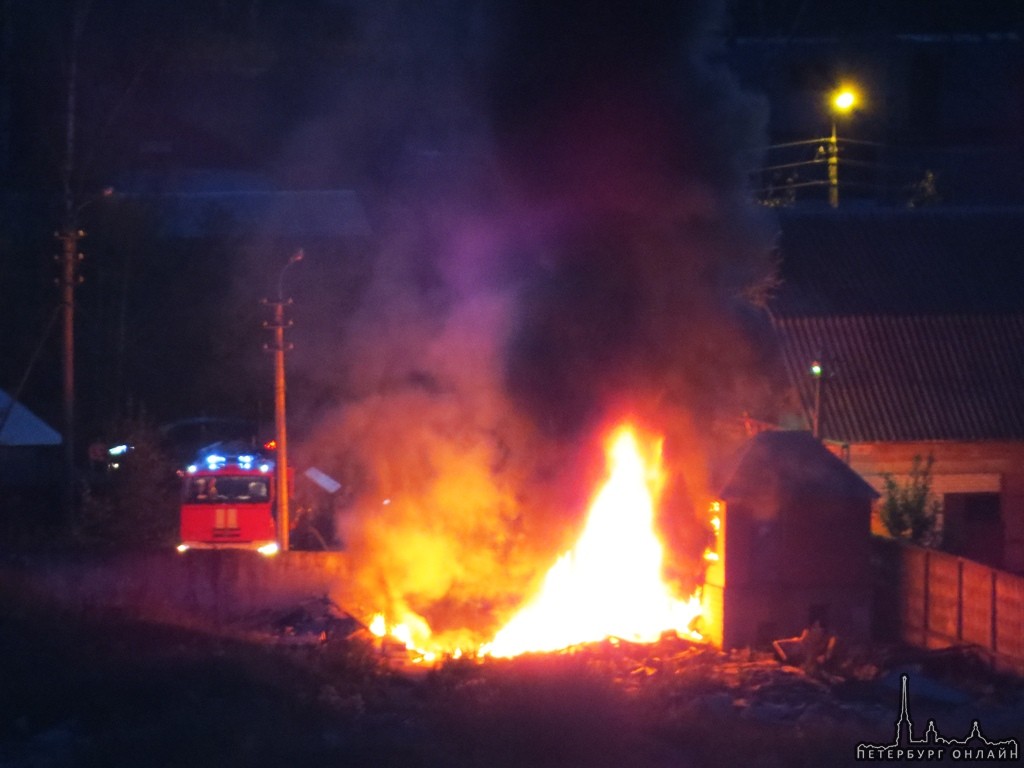На Парнасе зазгорелся строительный мусор и огонь перекинулся на бытовку. Пожарные потушили быстро.