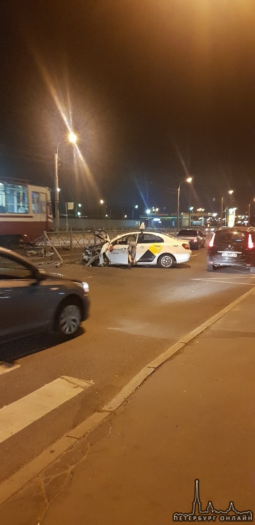 Яндекс такси снес светофор и ограждения на перекрестке ул. Котина и Маршала Казакова. Пострадавших н...