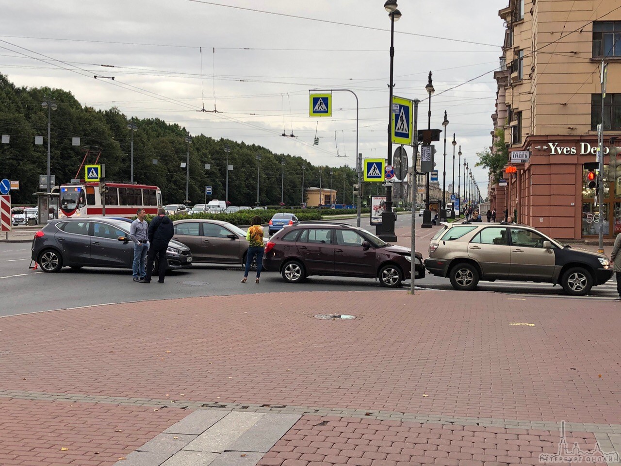 Трио на перекрестке Московского проспекта и Кузнецовской. Немного грустят и создают пробке
