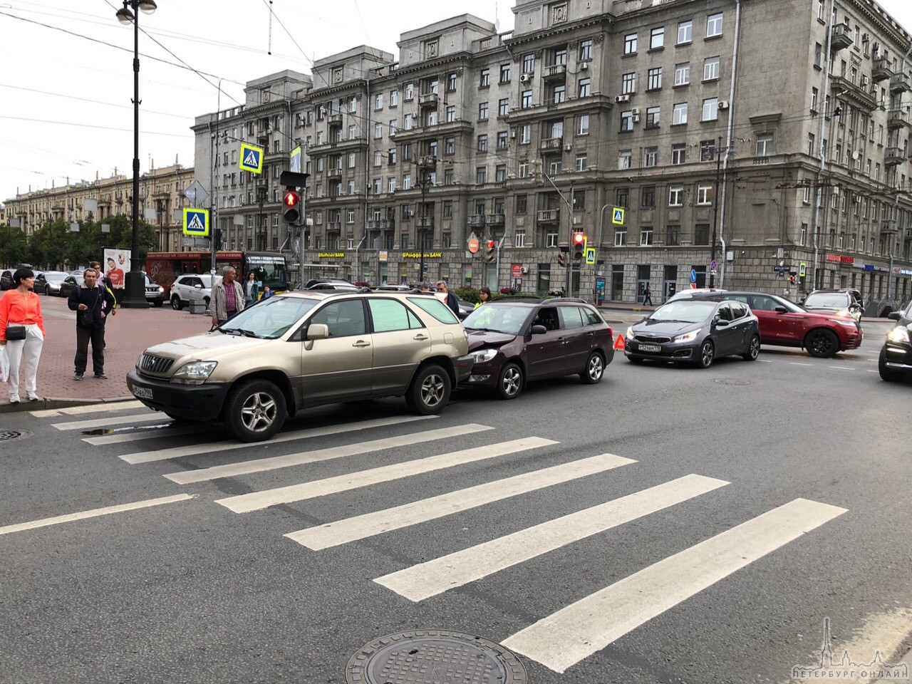 Трио на перекрестке Московского проспекта и Кузнецовской. Немного грустят и создают пробке
