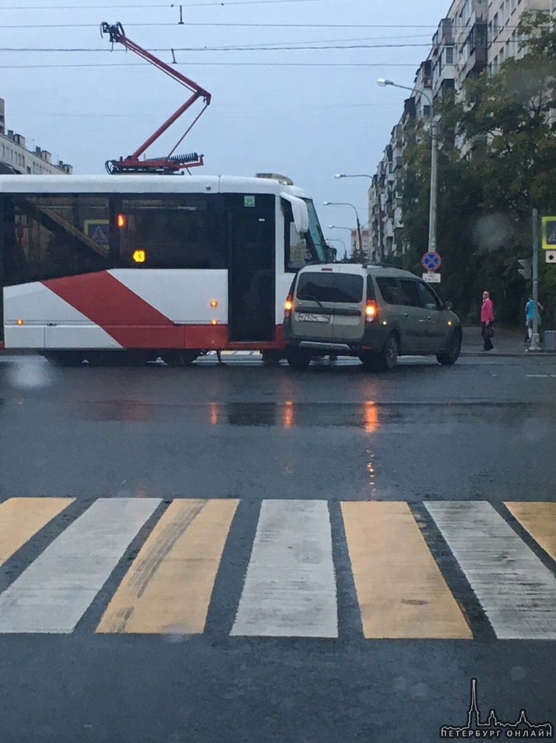 На Перекрёстке Купчинской и Пловдивской в сторону Димитрова трамваи встали