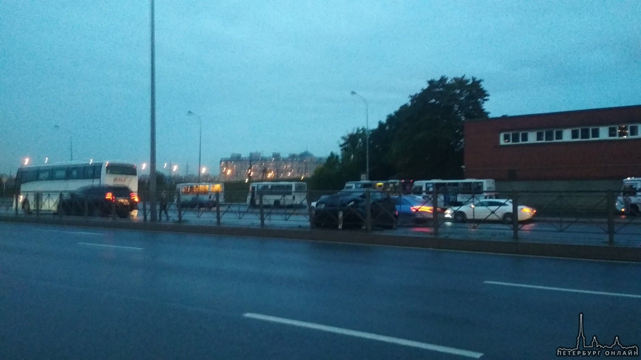 Возле метро Купчино,темная машина въехала в автобус,из машины быстро выбежали 2е мужчин русских,взя...