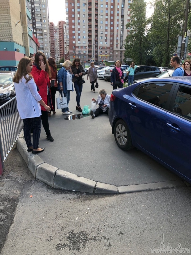 Киа Рио сбил бабушку на тротуаре у налоговой службы, на Пулковской улицы и водитель пытался скрыться...
