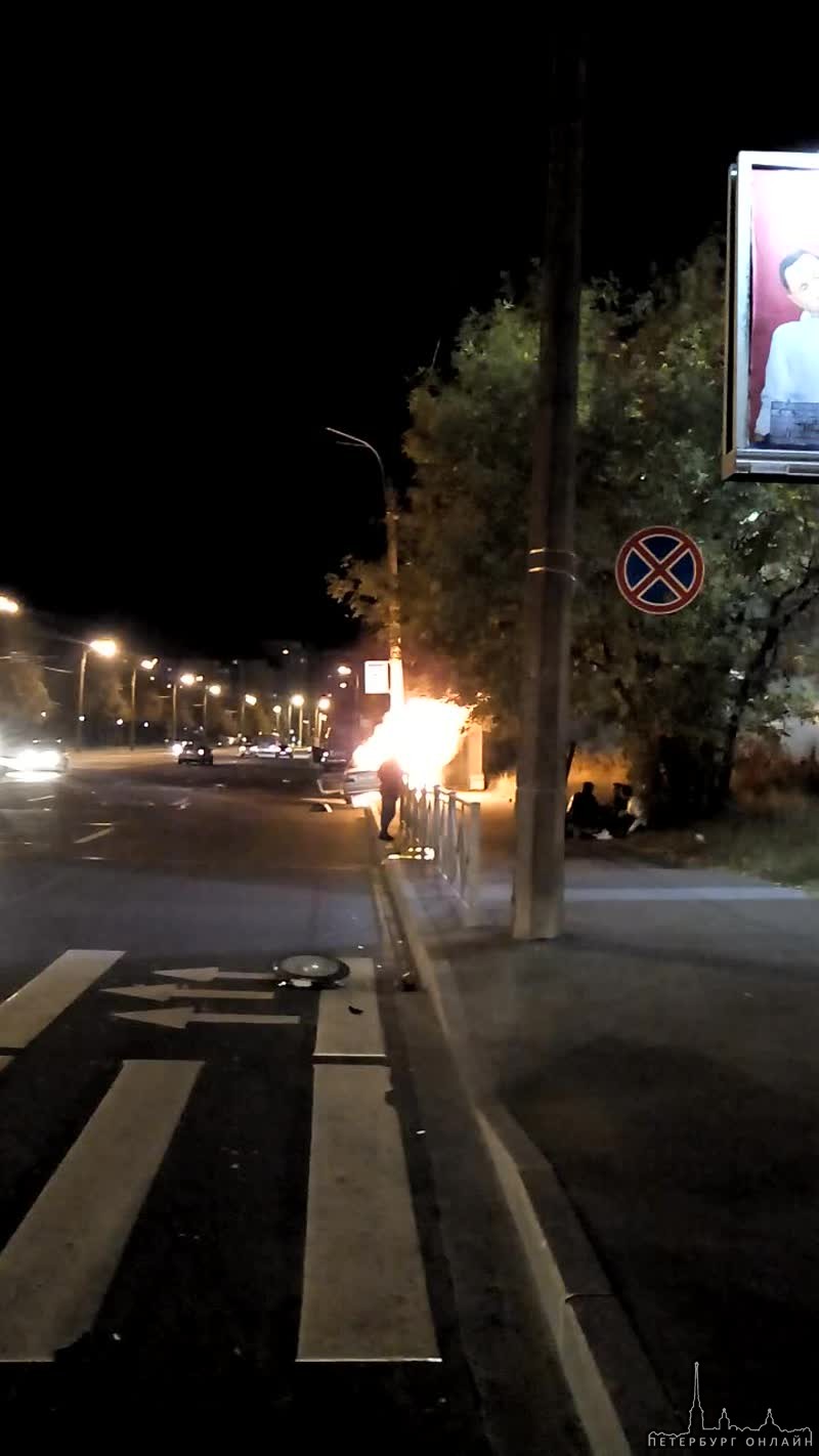 Около заправки ПТК на Уральской улице машина врезалась в столб и загорелась. Проезжающие мимо байкер...