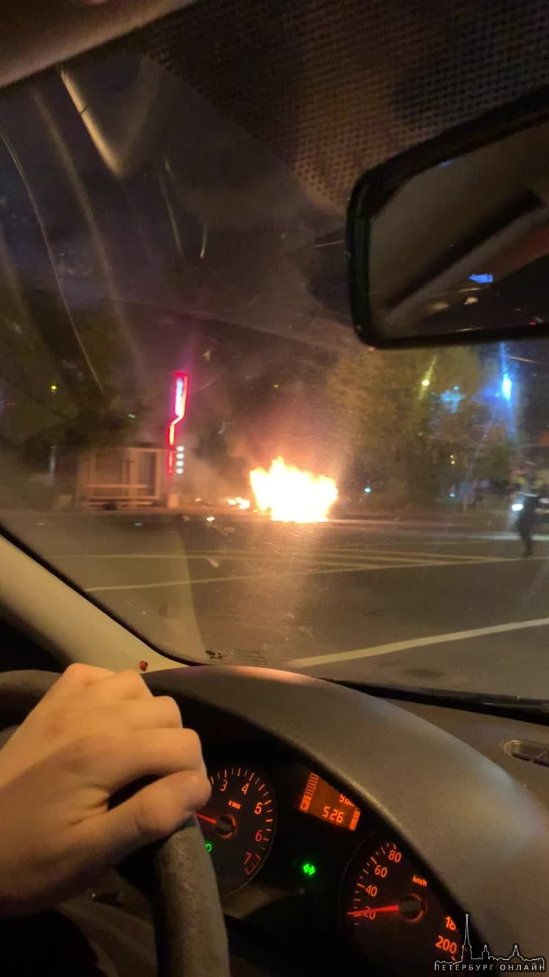 Около заправки ПТК на Уральской улице машина врезалась в столб и загорелась. Проезжающие мимо байкер...