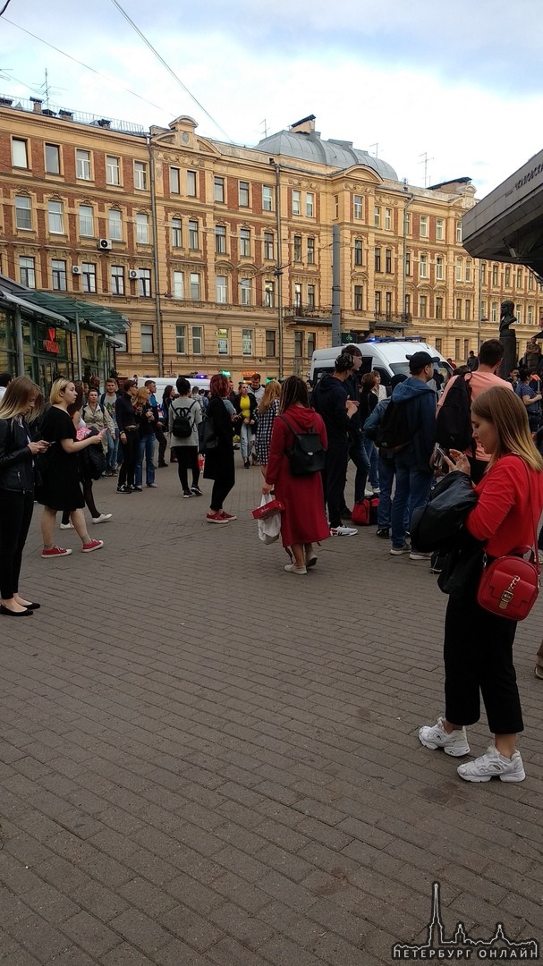 В районе 18 часов станция метро Чкаловская была закрыта. На место прибыли спасатели и 2 машины скоро...
