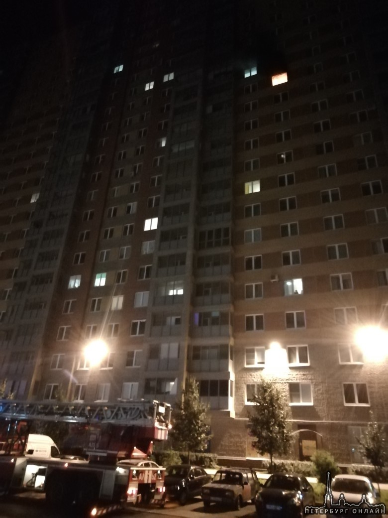 Ночью в городе Кудрово на Областной улице в доме номер 1 выгорела 2-х комнатная квартира на 14-м эта...