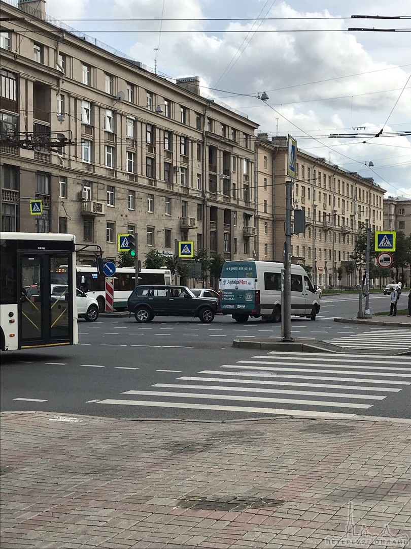 Лада 2131 и микроавтобус не повернули с улицы Зенитчиков на проспект Стачек. В сторону Автово п...