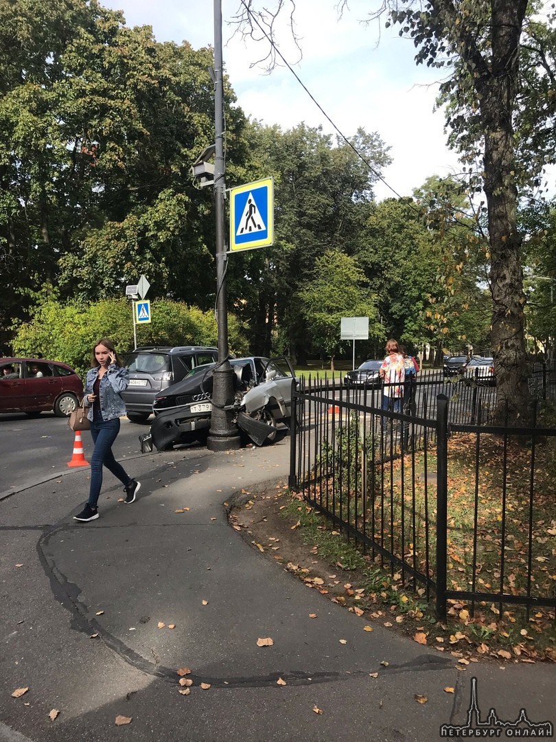 В Пушкине Audi обняла столб
