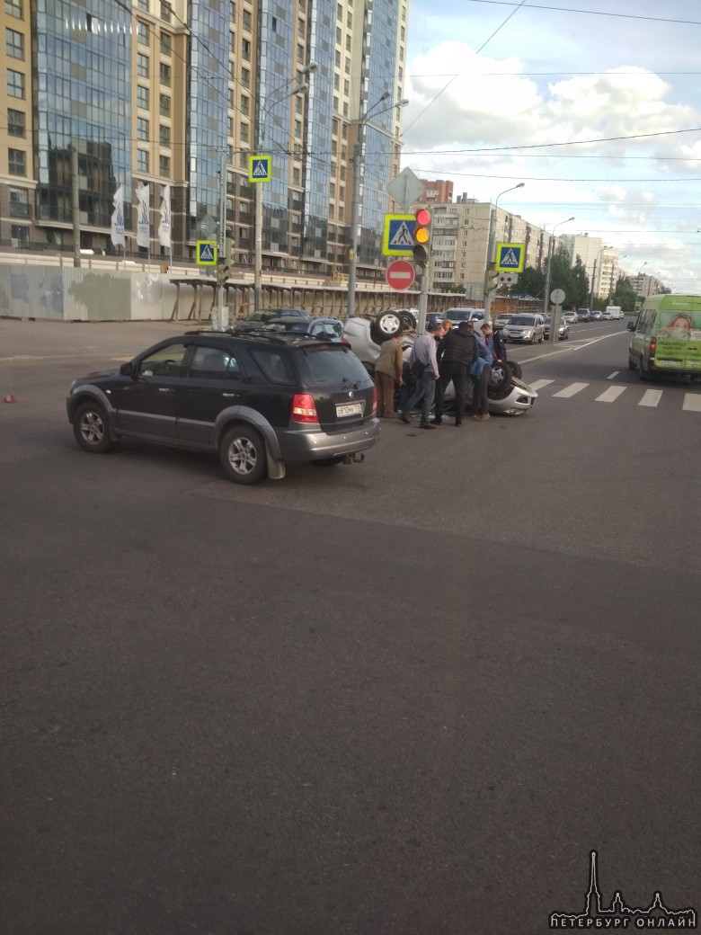 Лада Гранта перевернулась на перекрестке Будапештской и улицы Ярослава Гашека