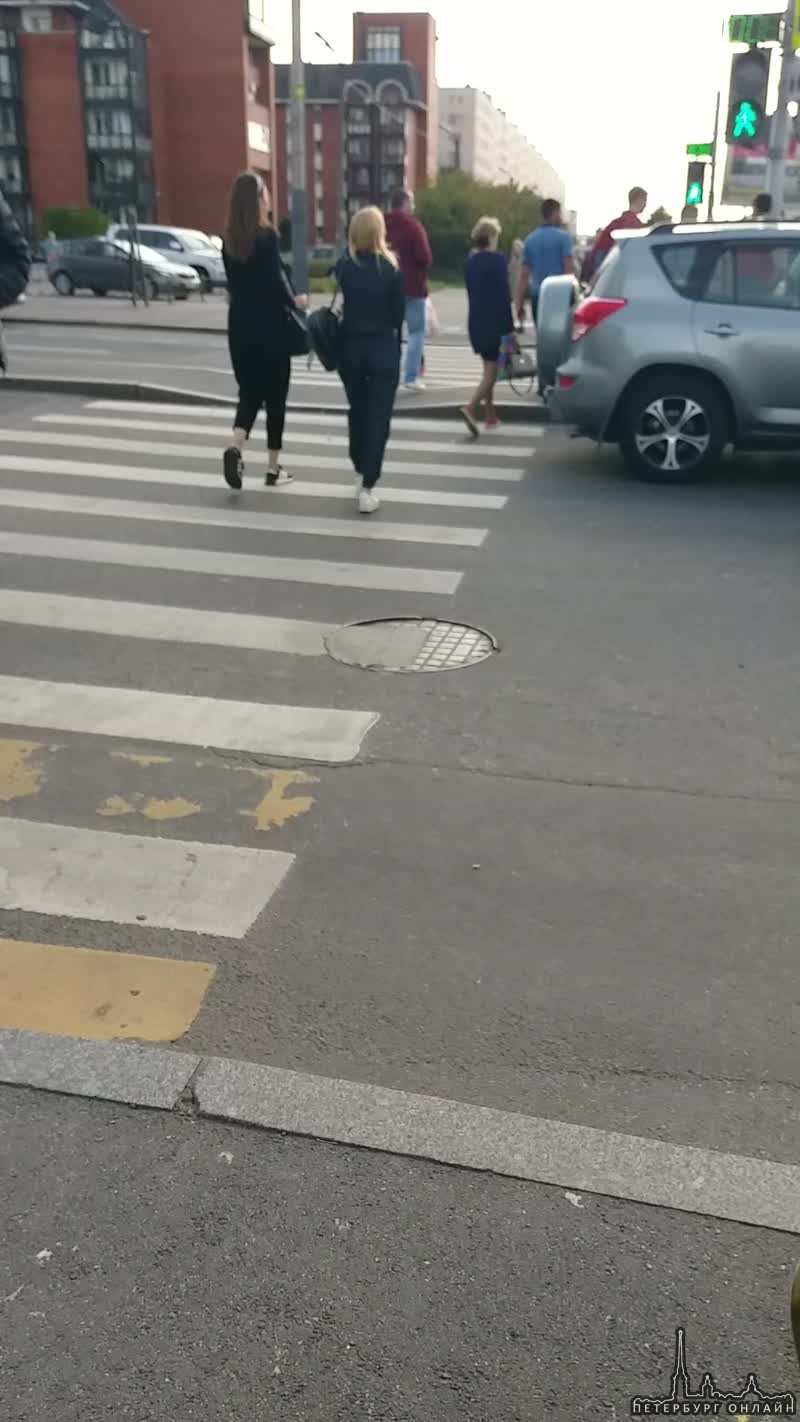Лада Гранта перевернулась на перекрестке Будапештской и улицы Ярослава Гашека