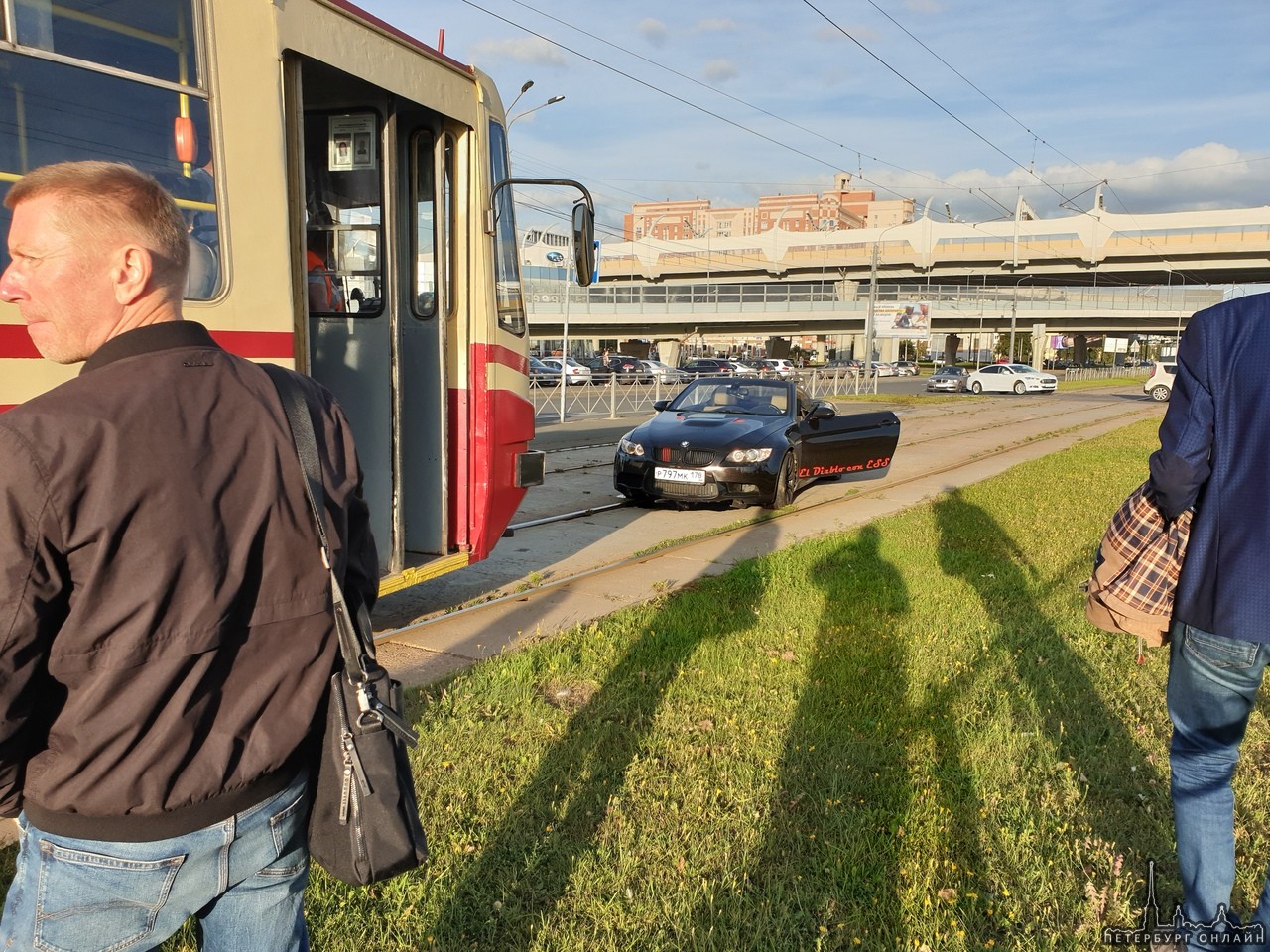 BMW подрезали у Ленты на улице Савушкина и он вылетел на трамвайные пути