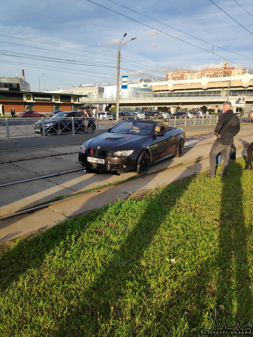 BMW подрезали у Ленты на улице Савушкина и он вылетел на трамвайные пути