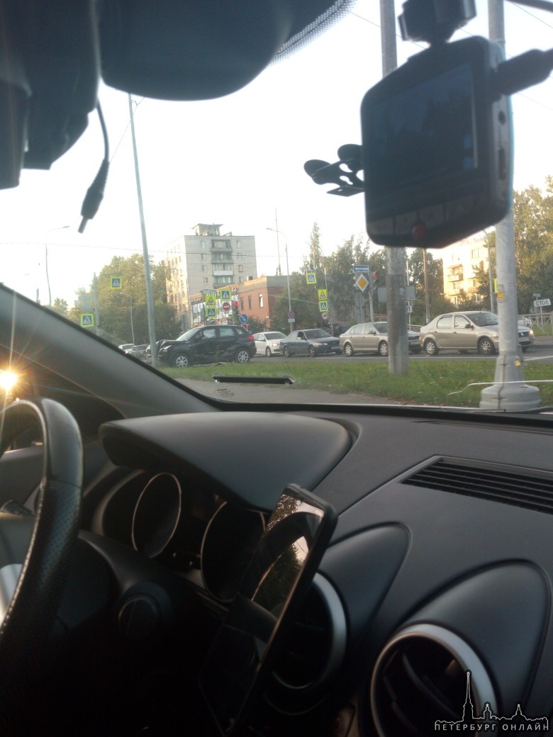 В Невском районе на пересечении улиц Шелгунова и Седова столб очень быстро мчал и врезался в автомо...