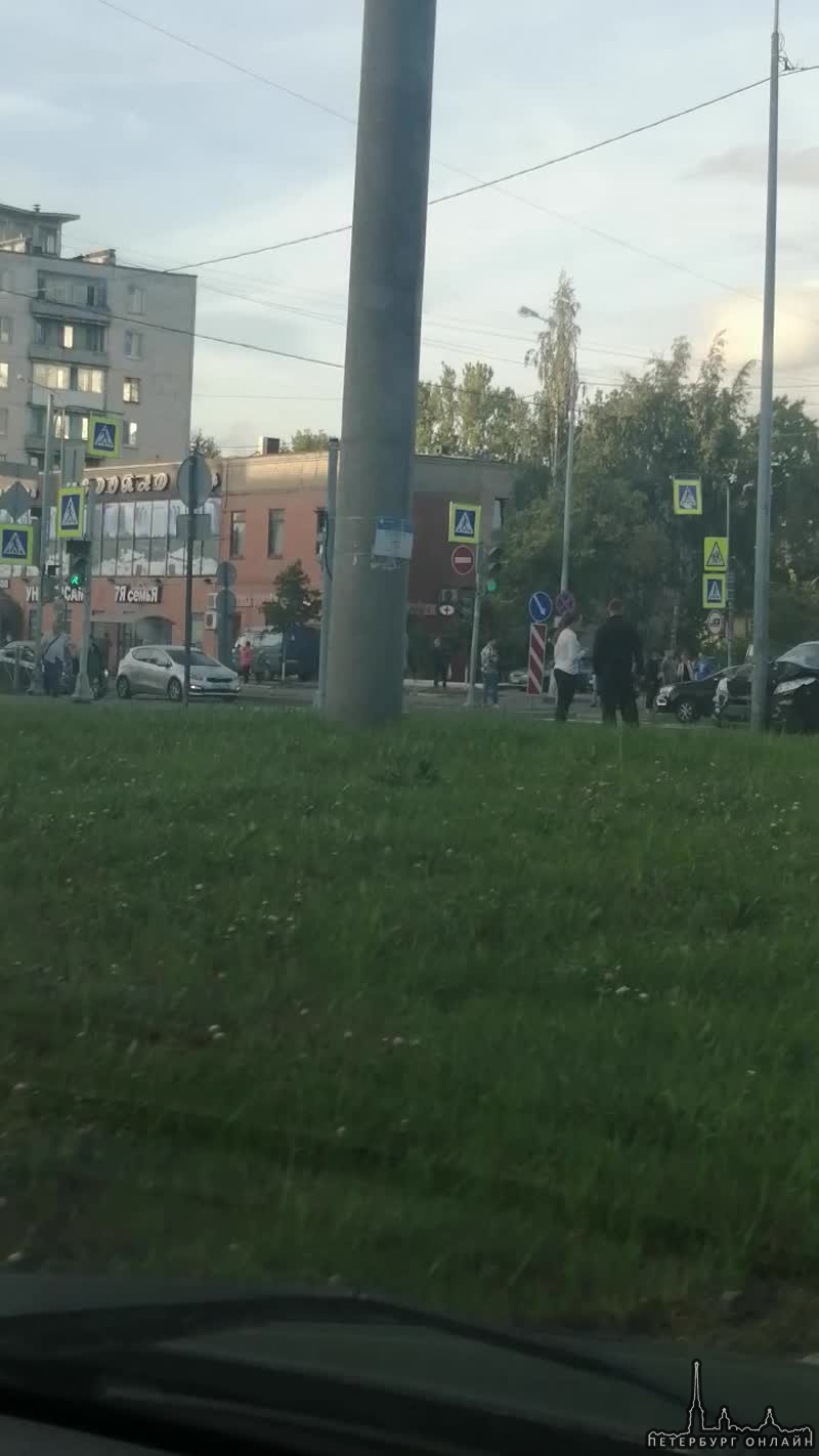 В Невском районе на пересечении улиц Шелгунова и Седова столб очень быстро мчал и врезался в автомо...