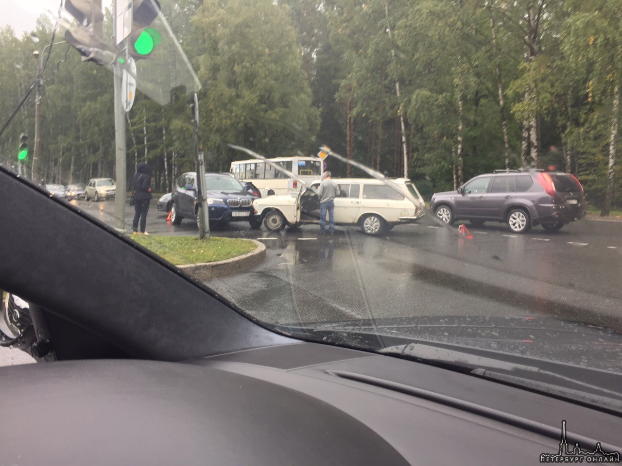 В Пушкине на Павловском шоссе автобус протаранил одиннадцатую модель ВАЗа , а на Фильтровском Волга ...