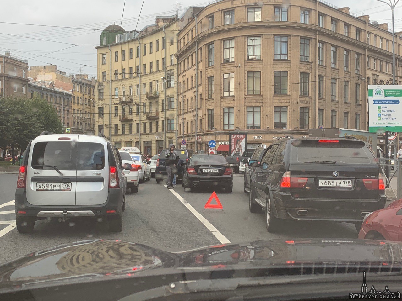 Mercedes не пустил второрядника на площади Стачек при повороте на Старо-Петергофский