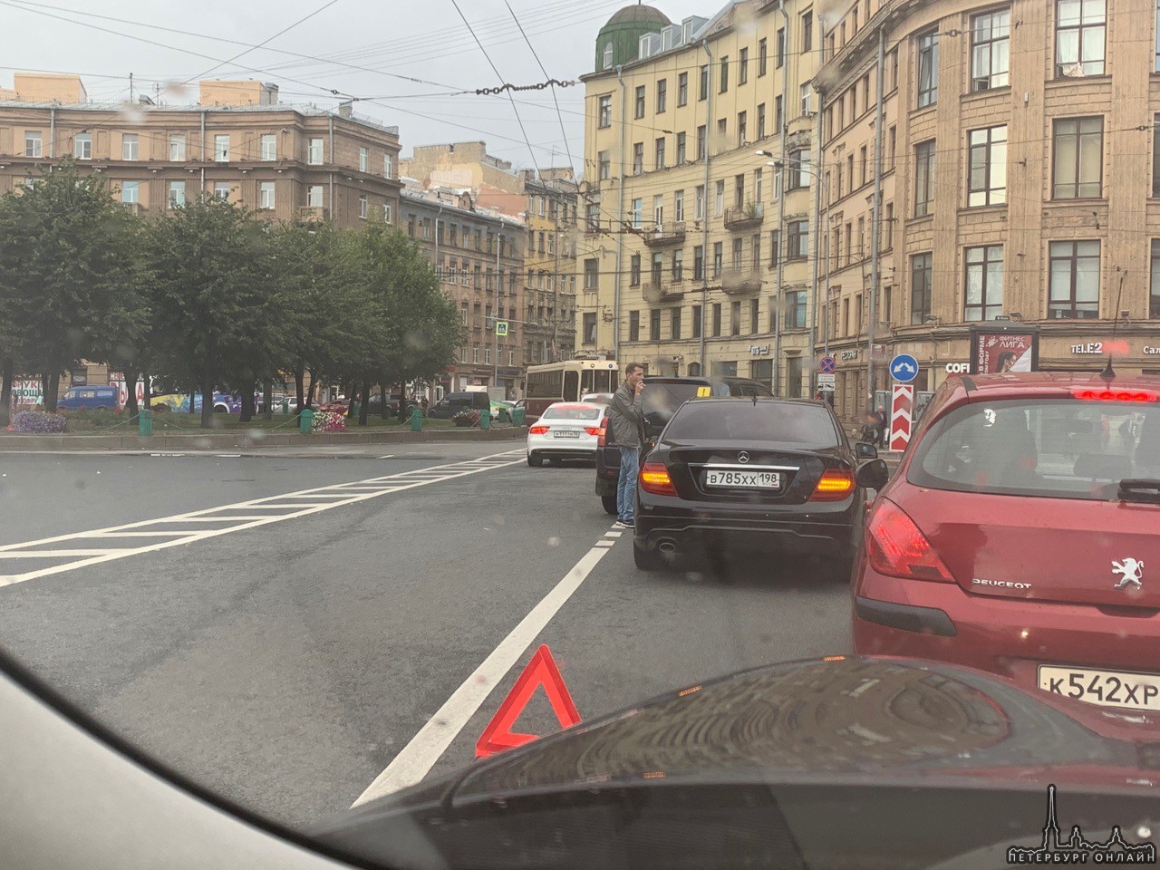 Mercedes не пустил второрядника на площади Стачек при повороте на Старо-Петергофский