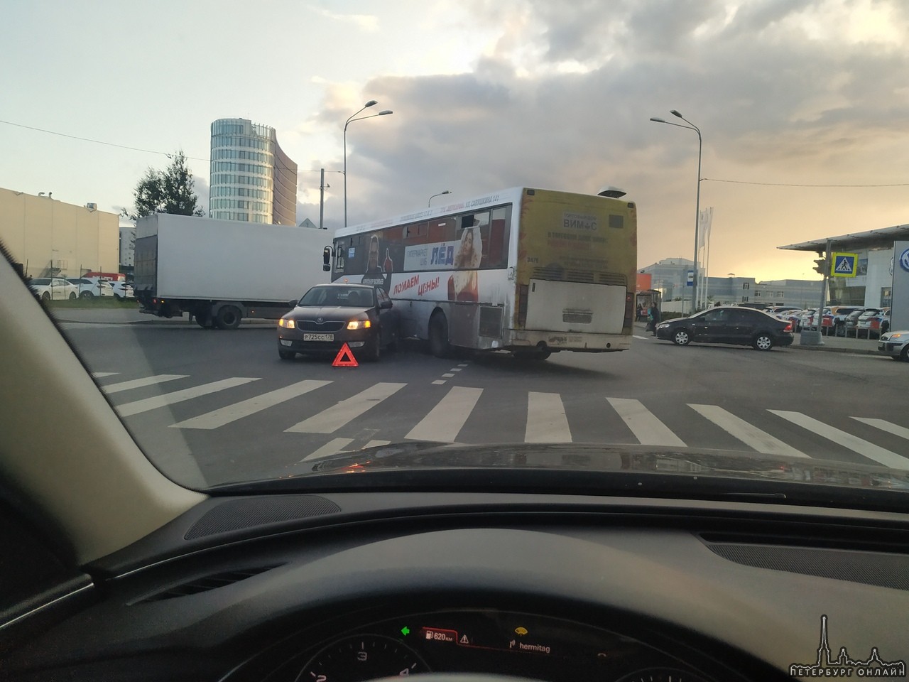 На Шереметьевской автобус обидел шкоду. Стоят, собирают пробку.