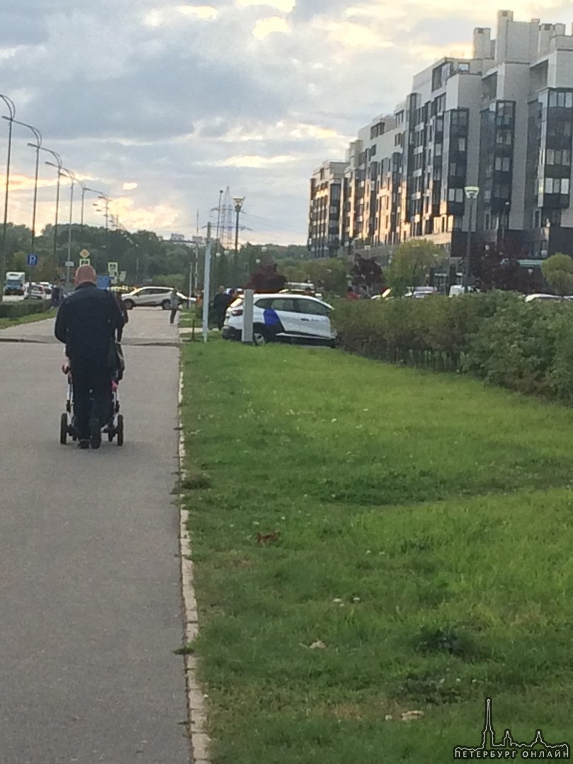 В 17:30 на яндекс драйв , девушка за рулем не под своим акаунтом с Украинскими правами сбила при въе...