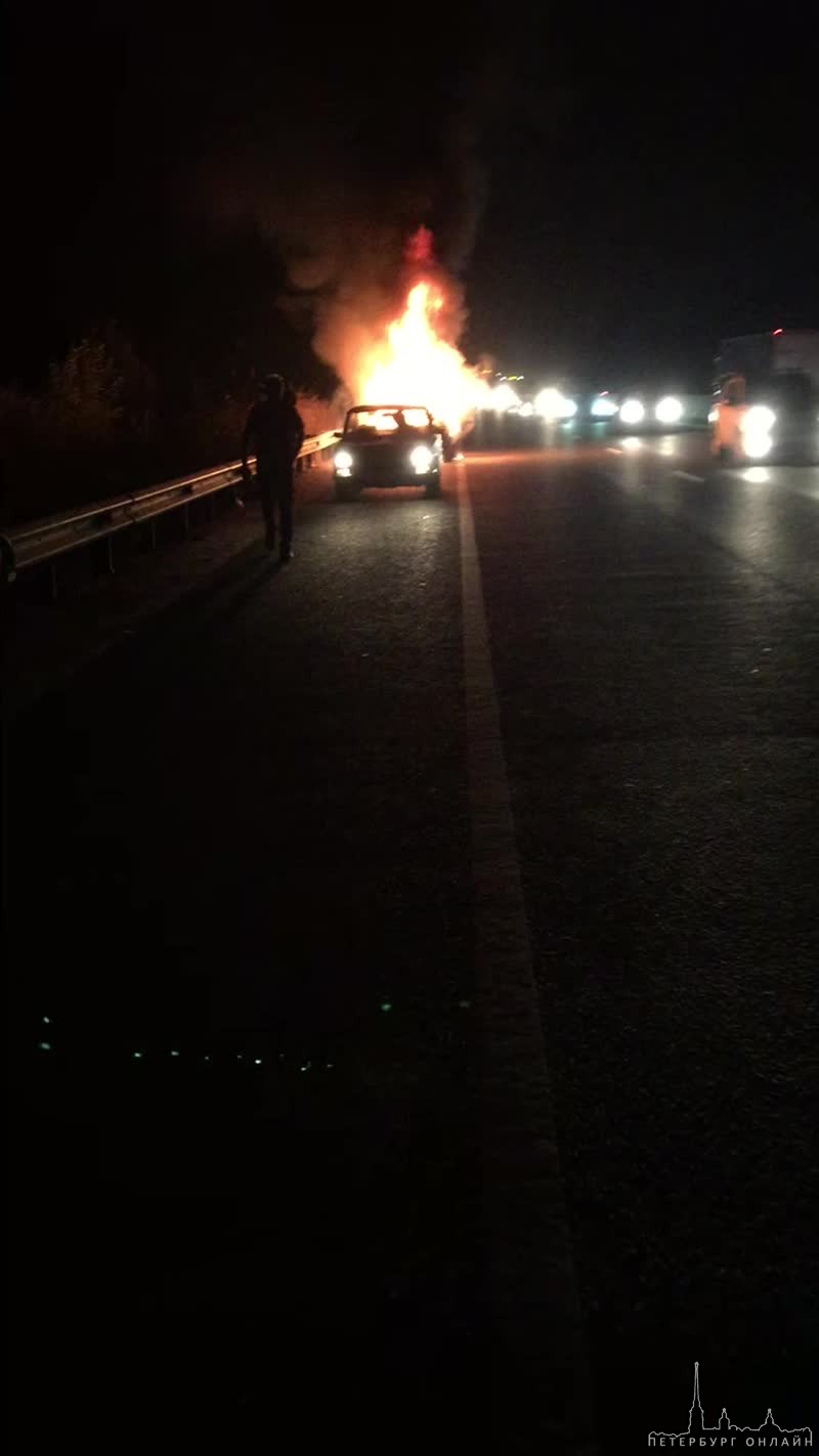 На Московском шоссе 3,7км. По словам водителя, машина загорелась по неизвестной причине. Около 20 м...