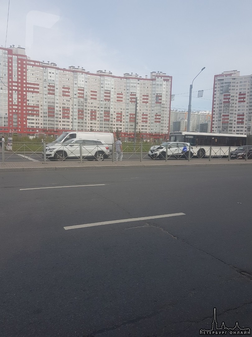 На Ленинском перед проспектом Героев карешеринг не успел вовремя затормозить.
