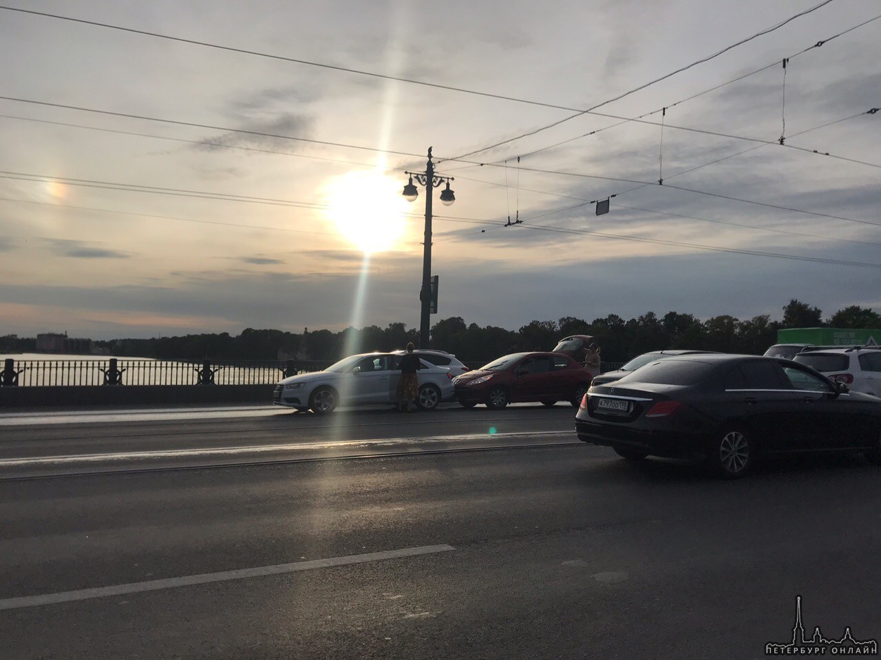 Peugeot стукнул Audi в задний бампер на Каменоостровском мосту.