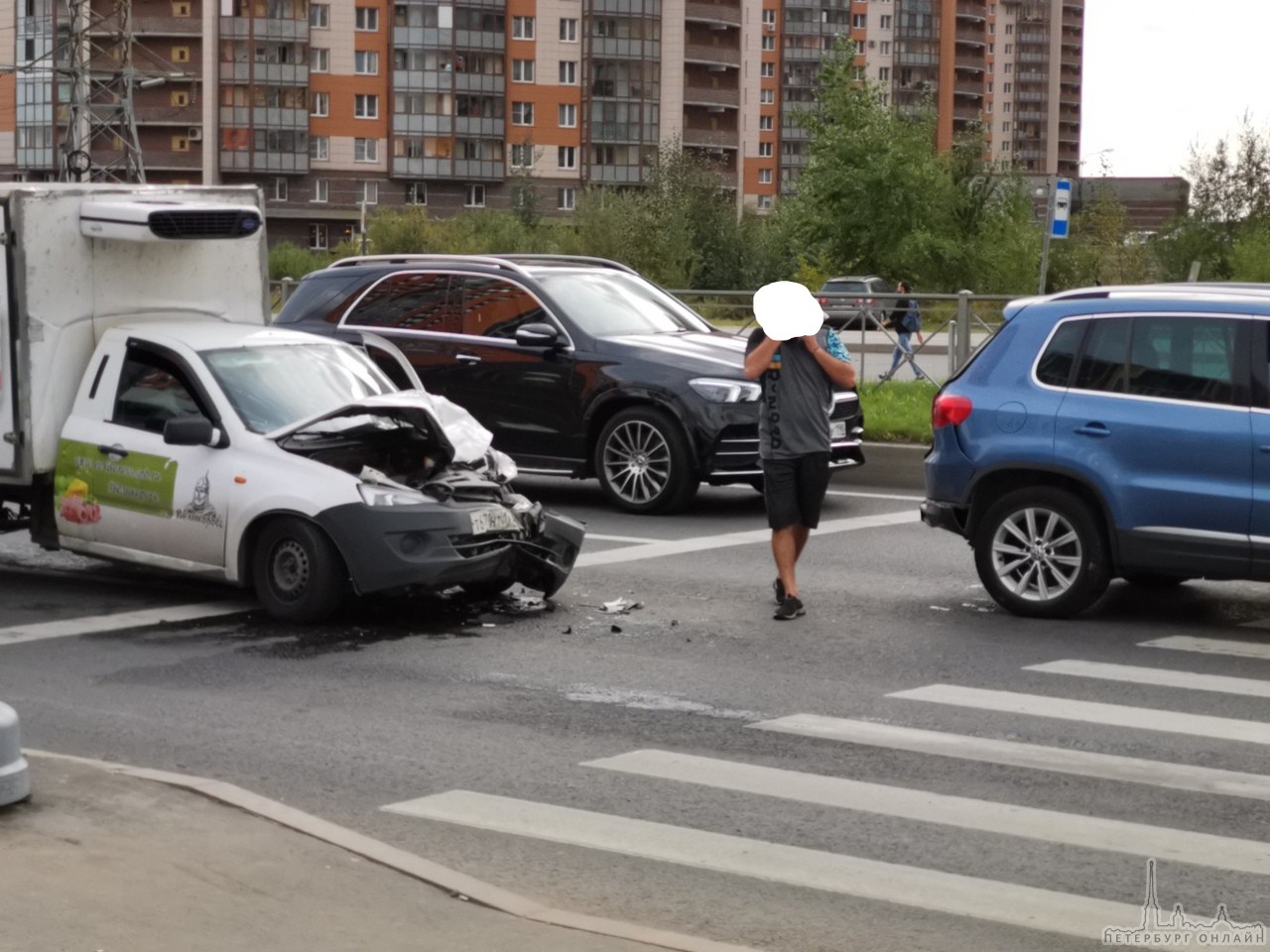 Авария на Парашютной улице на пешеходном переходе перед заправкой Shell.