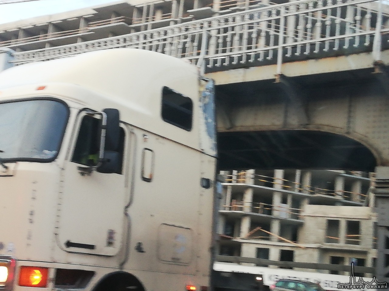 Фура не прошла под ж/д мостом на Боровой. Водитель носился и тормозил рядом проходящие машины