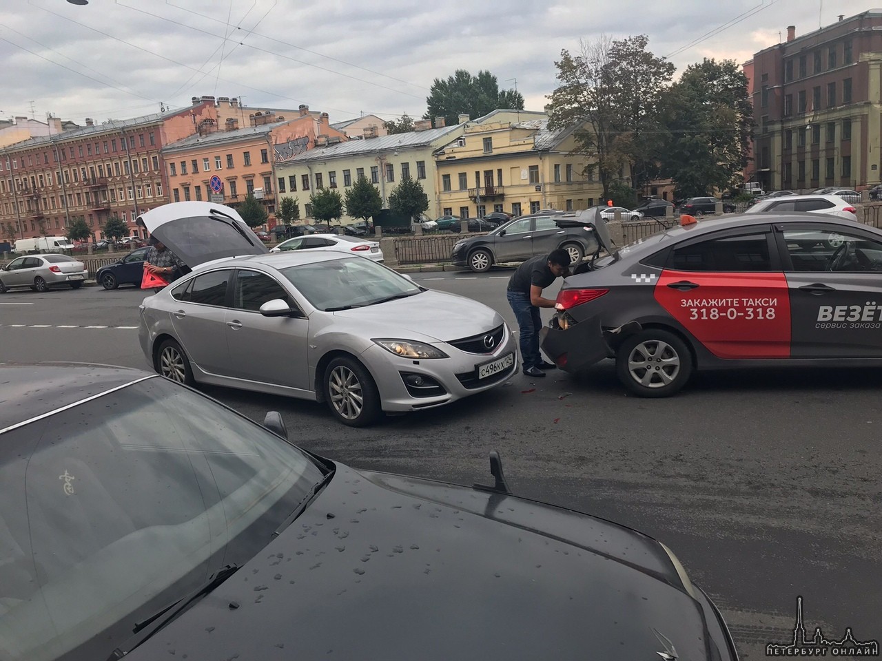 Авария на углу канала Грибоедова и Мясной улицы.