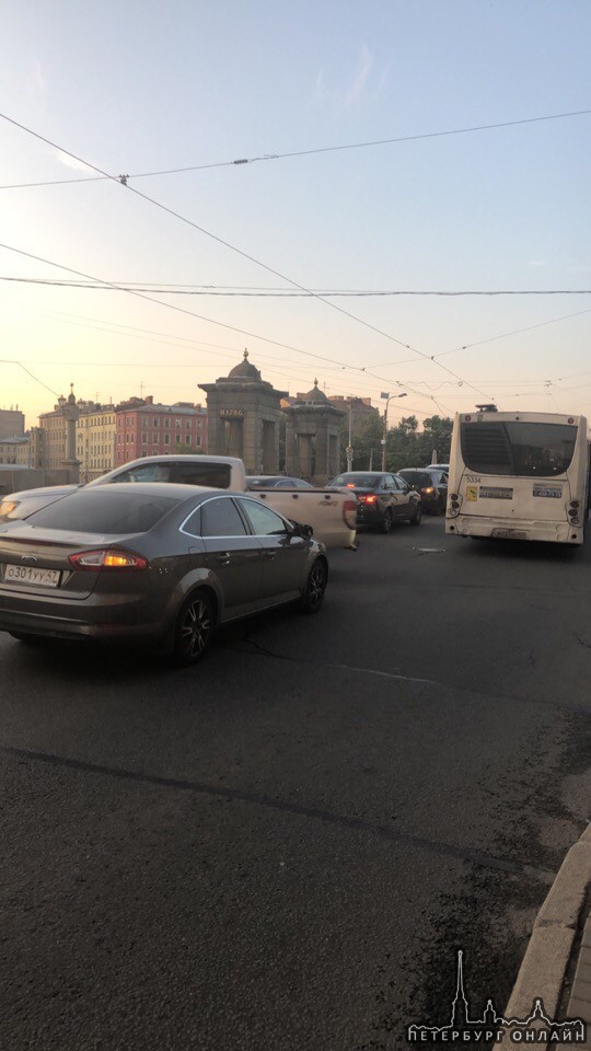 ДТП с автобусом на пересечении набережной Фонтанки и Старо-Петергофского. Движение затруднено. Если ...