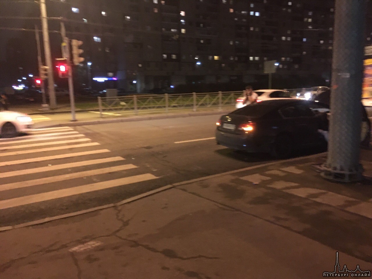 Lexus и Mazda столкнулись на перекрестке Ленинского проспекта и улицы Котина