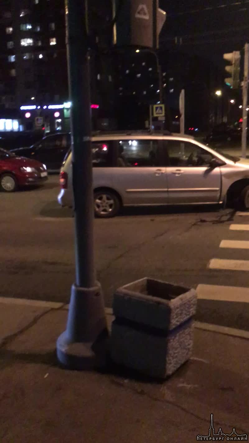 Lexus и Mazda столкнулись на перекрестке Ленинского проспекта и улицы Котина