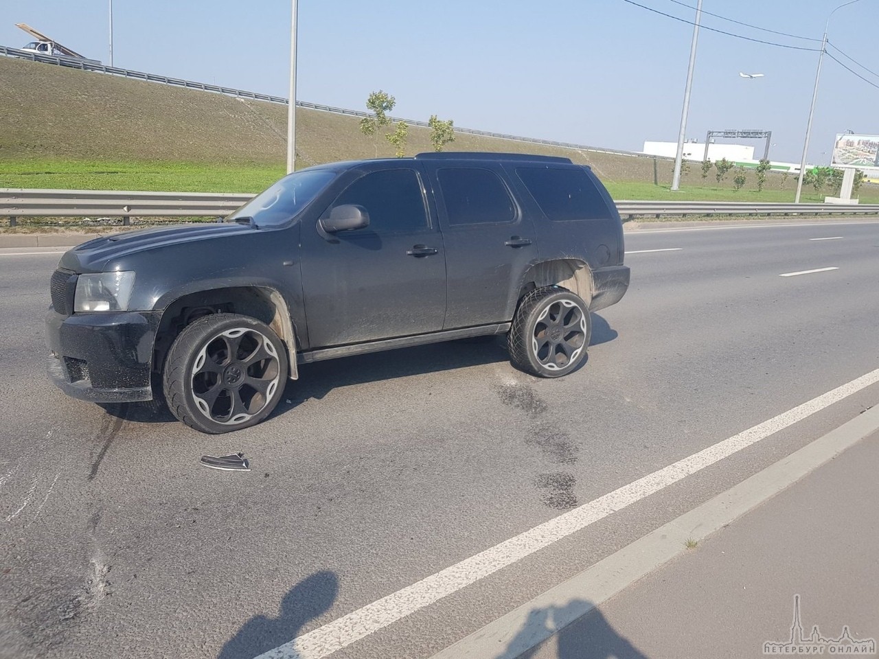 Сегодня в 11:58 на Красносельском шоссе в сторону города бензовоз подрезал Chevrolet Тахо, которым упр...